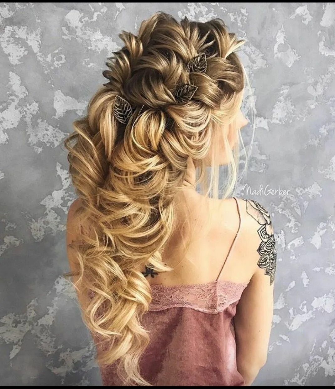 Прически на выпускной 2024 длинные волосы Pin by Виктория on Прически Wedding hairstyles, Long hair styles, Hair up styles