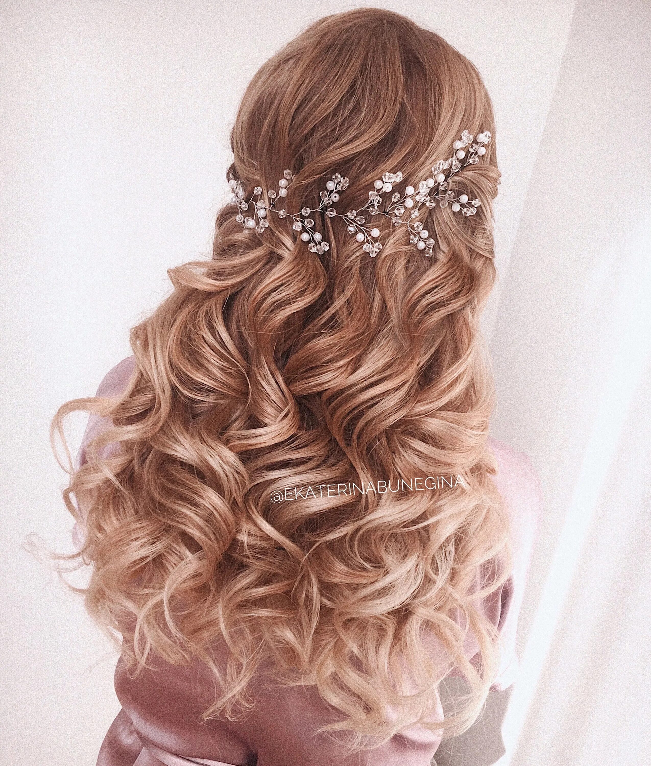 Прически на выпускной 2024 фото Обьемные локоны Beautiful wedding hair, Long hair styles, Heatless hairstyles