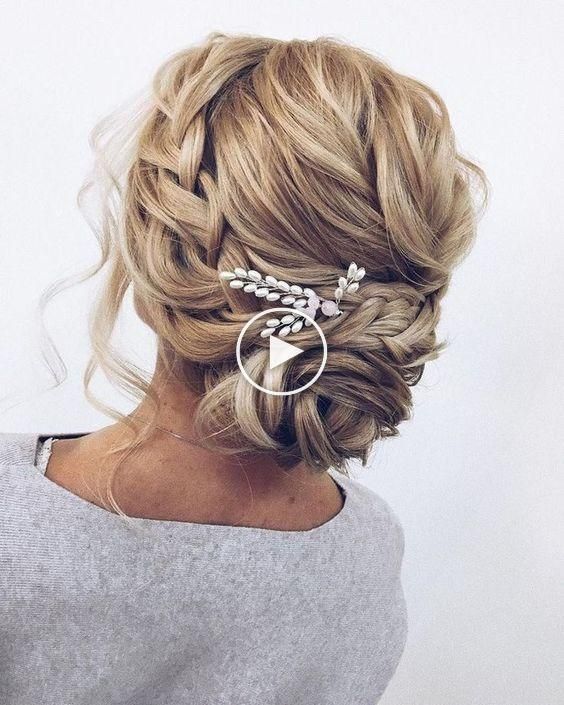 Прически на выпускной средний длины Bruiloft Messy Bun kapsel met ornamenten #kapselideeen #schattigekapsel Long hai