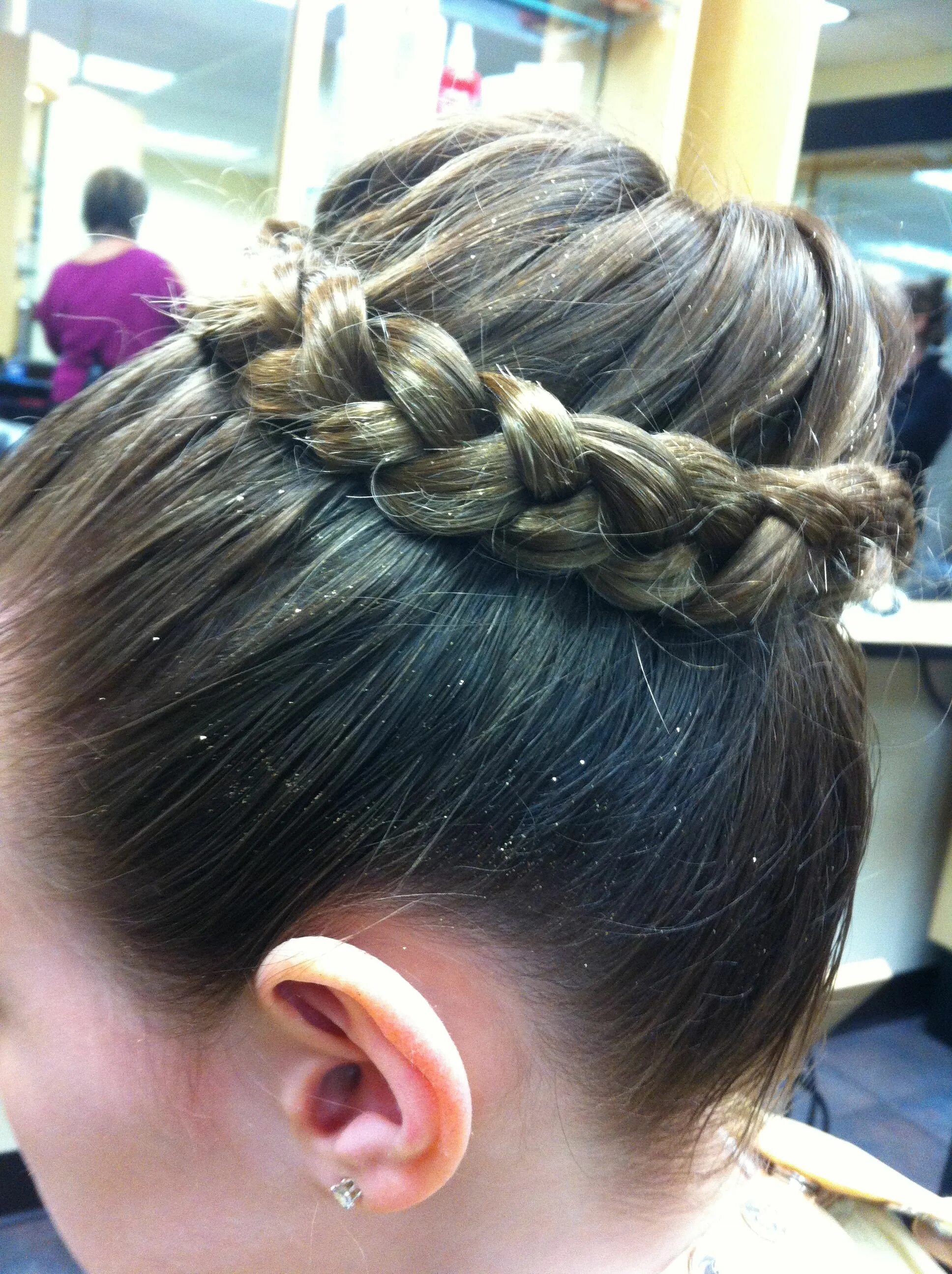 Прически на выступление для девочек Dance bun. Need to do these for ballet Dance hairstyles, Competition hair, Dance