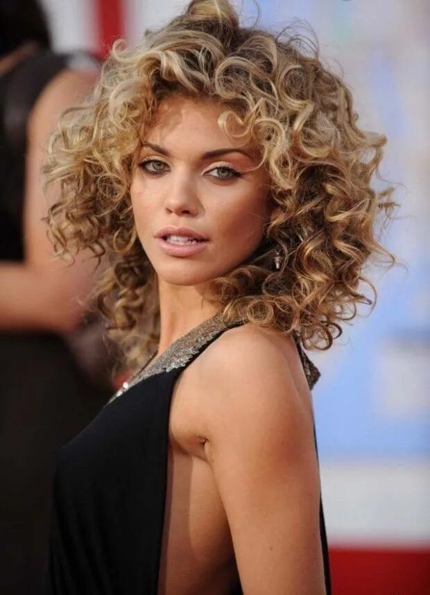 Прически на вьющиеся волосы средней длины фото 42 Outstanding Short Curly Hairstyles For Women Coiffure cheveux frisés, Coupe d