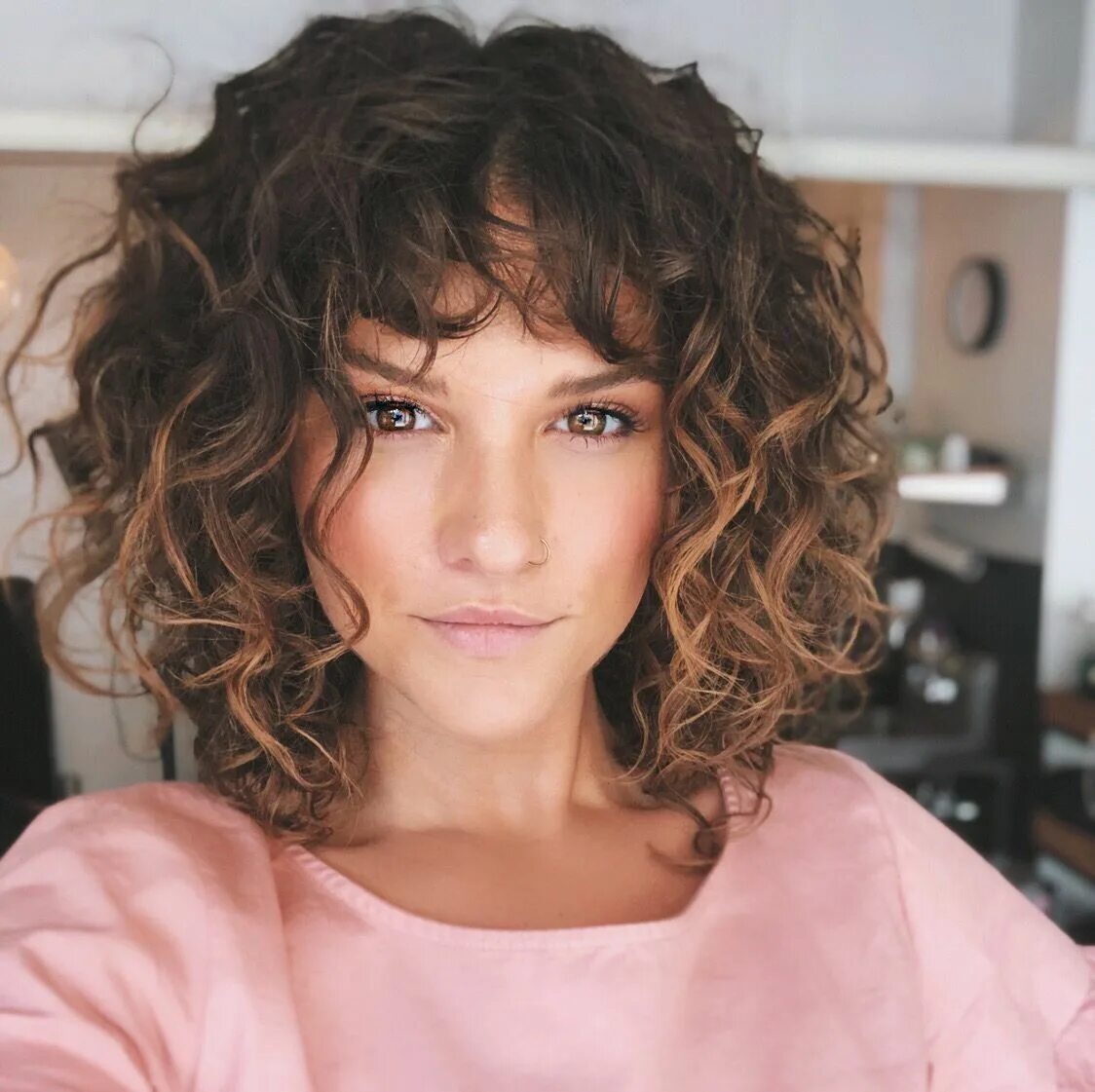 Прически на вьющиеся волосы средней длины фото Curly shag with bangs Curly hair with bangs, Haircuts for curly hair, Short curl