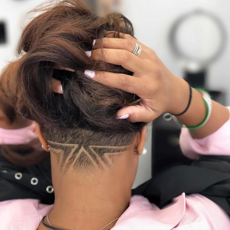 Прически на затылке фото Pin by Stefanie Ziske on afro frisure Undercut hairstyles, Undercut natural hair