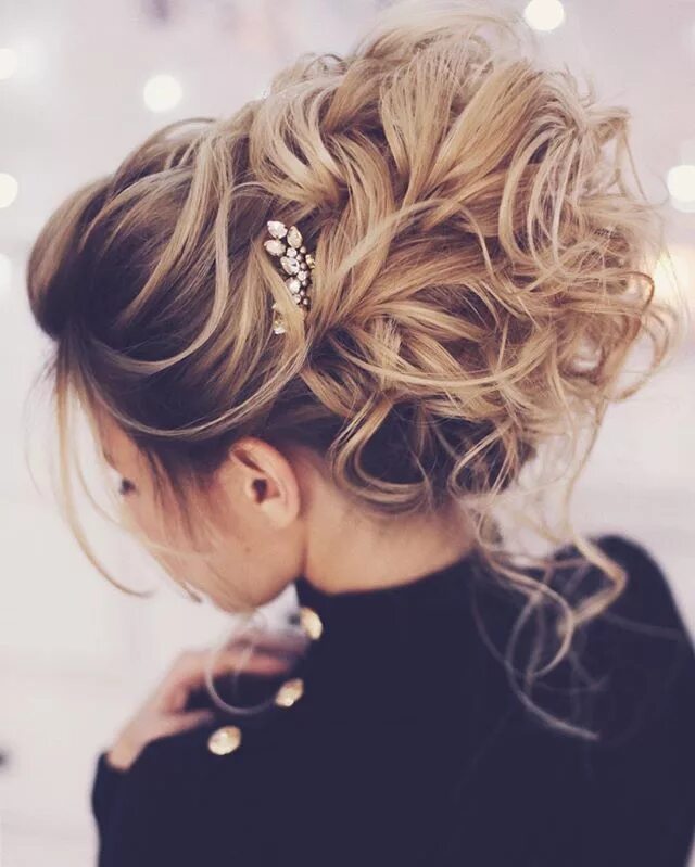 Прически наверх на средние Pin by KEEPER on ПРИЧЕСКИ/ᕼ ᗩ I ᖇ Medium hair styles, Summer wedding hairstyles,