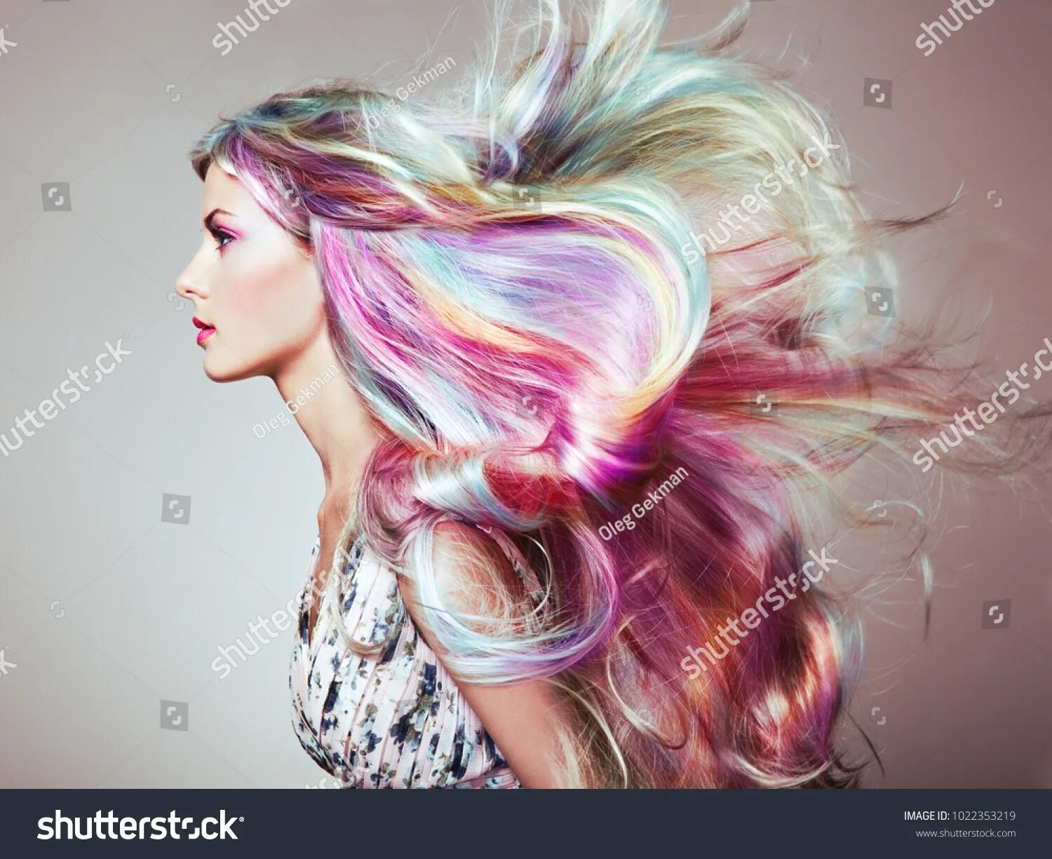 Прически окрашивание волос Colored hairstyle: лицензируемые стоковые фотографии без лицензионных платежей (