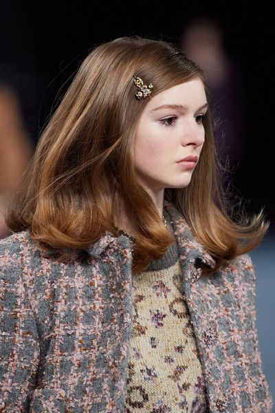 Прически осень 2024 на средние волосы Chanel 2022 Runway hair, Hair styles, Braids for short hair