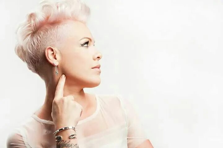 Прически певицы фото Pin by Giuly Kirk on PINK Pink haircut, Short hair styles, Pink singer