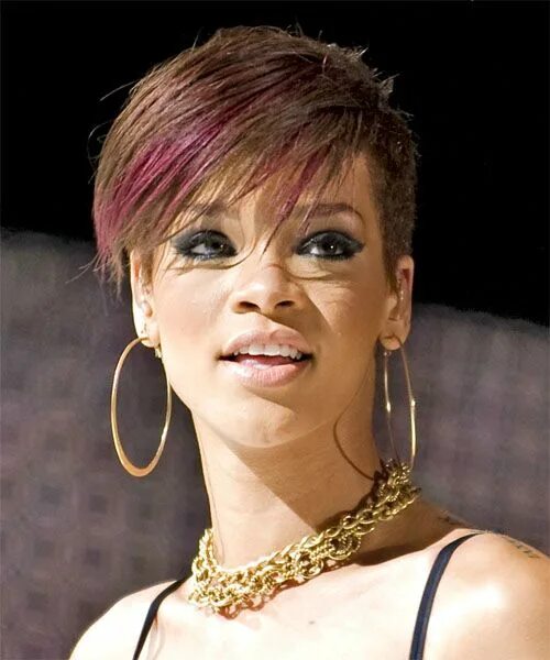 Прически певицы фото Rihanna Short Straight Brunette Hairstyle with Red Highlights Hair Rihanna short