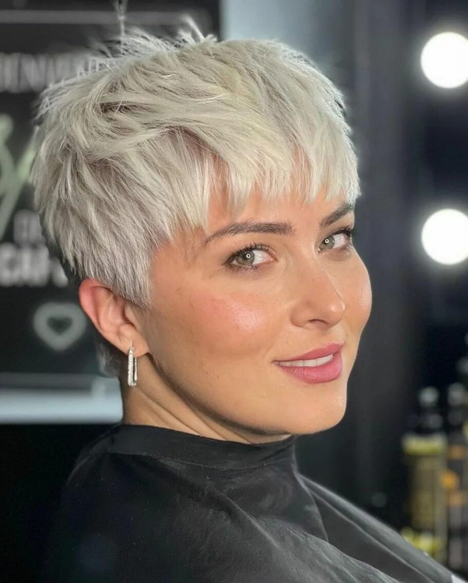 Прически пикси 2024 года 24 Dazzling Blonde Pixie Haircuts - The Right Hairstyles Short hair styles, Blon