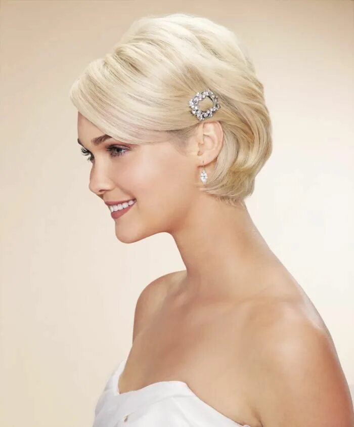 Прически под короткое Свадебные прически на короткие волосы: 50 фото Bridesmaid hair short bob, Brides