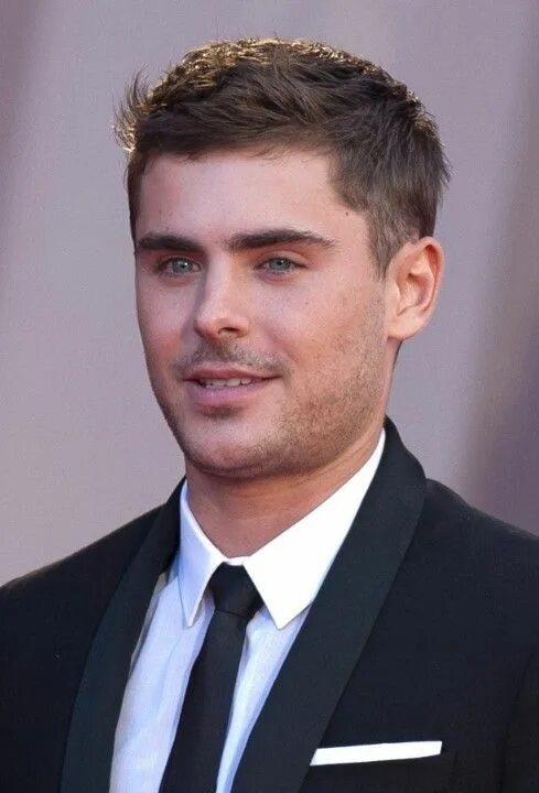 Прически под круглое лицо мужские Zac Efron Formal Short Straight Hairstyle - Hairstyles Weekly Mens hairstyles sh