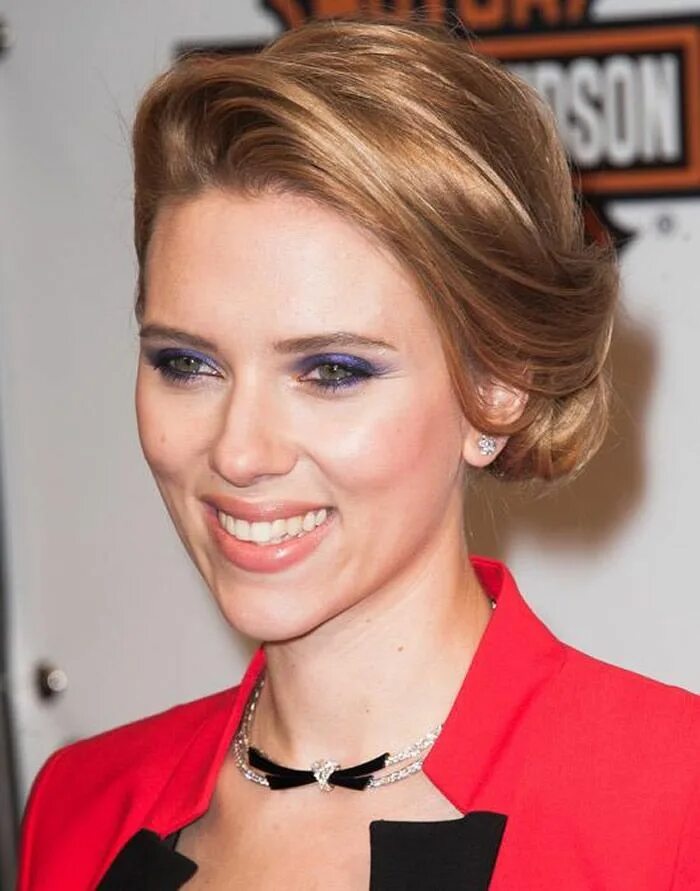 Прически под пиджак женский на средние волосы Scarlett Johansson’s Beauty Icon Beauty, Scarlett johansson, Scarlet johansson