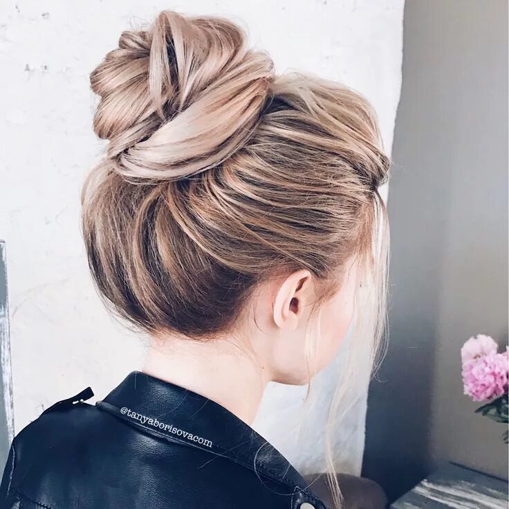 Прически пучек Стильный объёмный высокий пучок/узелок. Hair bun for a long blond hair Идеи прич