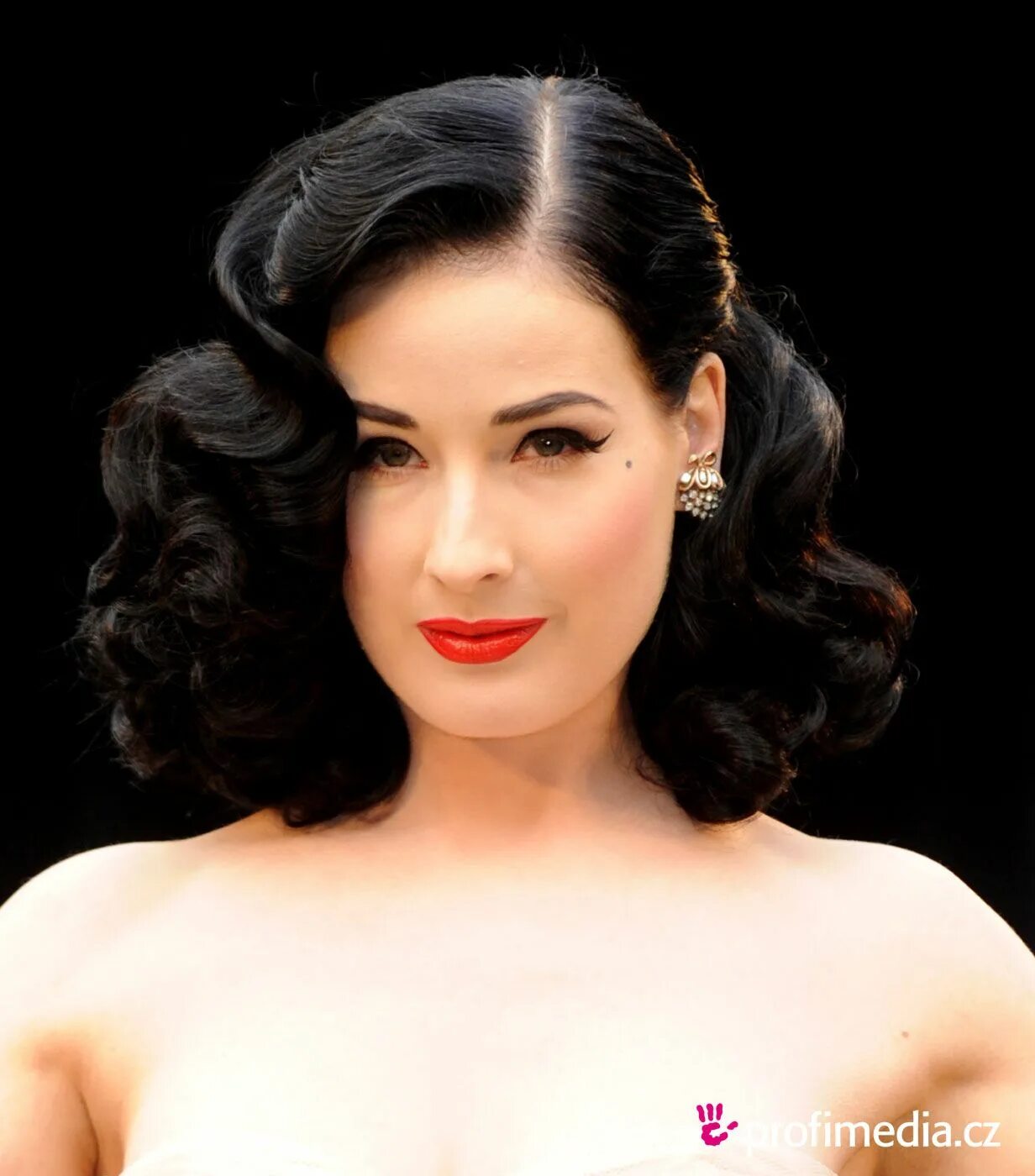 Прически ретро стиля на средние волосы Dita Von Teese has fab hair. Vintage hairstyles, Hollywood hair, Retro hairstyle