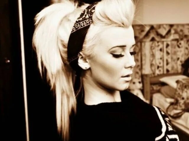 Прически с банданой на длинные волосы 8 Ways To Rock A Bandanna Like A Pinup! Playbuzz Rock hairstyles, Hair styles, M