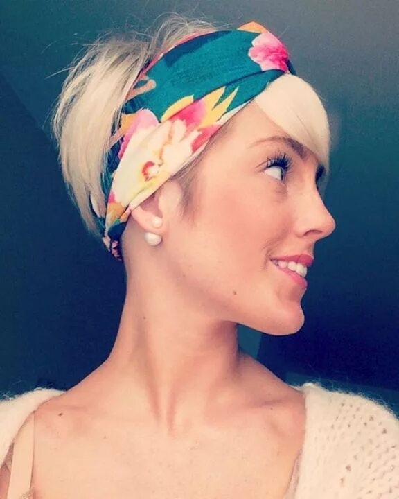 Прически с банданой на короткие волосы kurzhaarfrisuren blumenstirnband 2016 Headband hairstyles, Pixie hairstyles, Pix