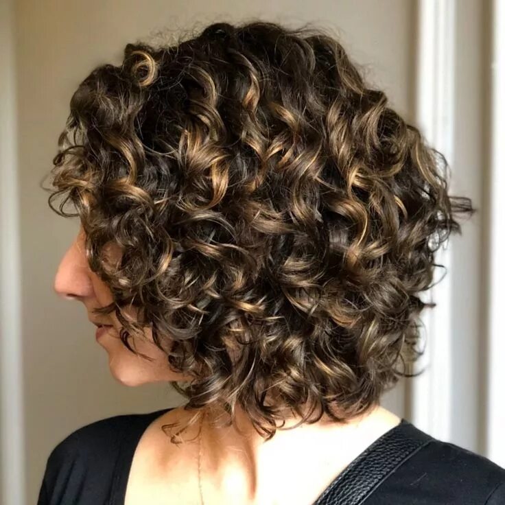 Прически с биозавивкой фото на средние волосы Medium Curly Brown Hairstyle With Highlights Bob haircut curly, Wavy bob hairsty