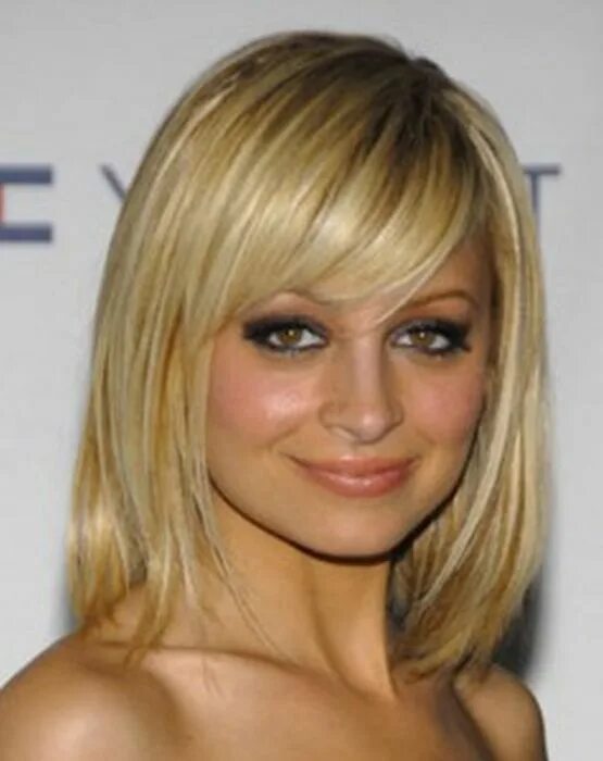 Прически с челкой на средние тонкие short with bangs Fine hair bangs, Medium length hair styles, New hair cut style