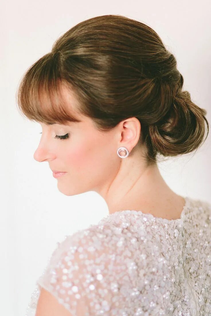 Прически с челкой с собранными волосами Modern New York Wedding at The Foundry Hairstyles with bangs, Trendy hairstyles,