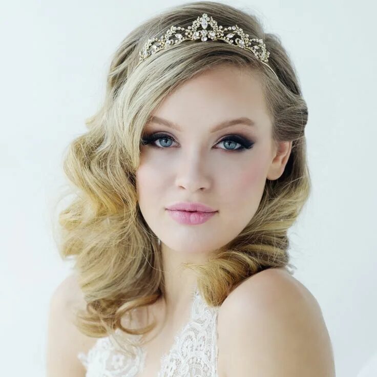 Прически с диадемой на коротких волосах Wedding Chicks Wedding tiara hairstyles, Tiara hairstyles, Wedding hair and make