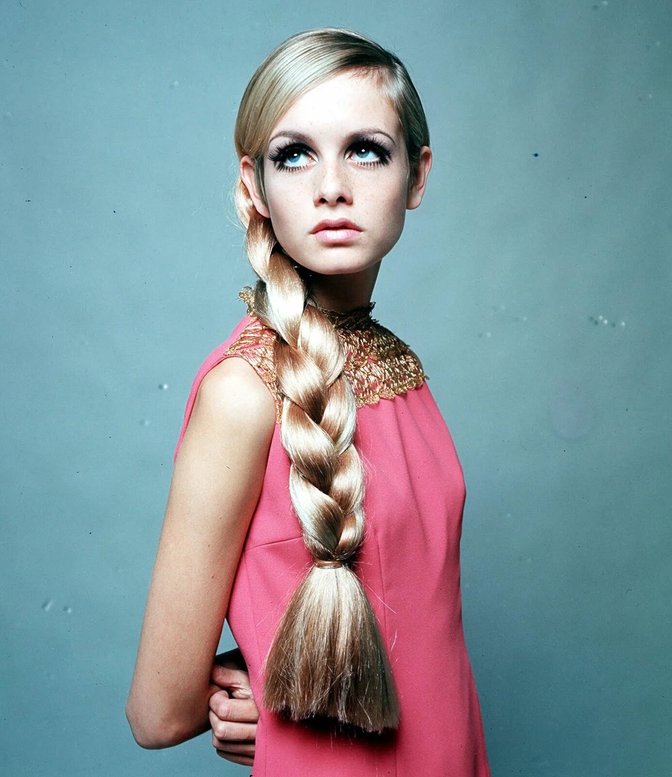 Прически с длинной косой Twiggy hair, Vintage hairstyles, Long hair styles