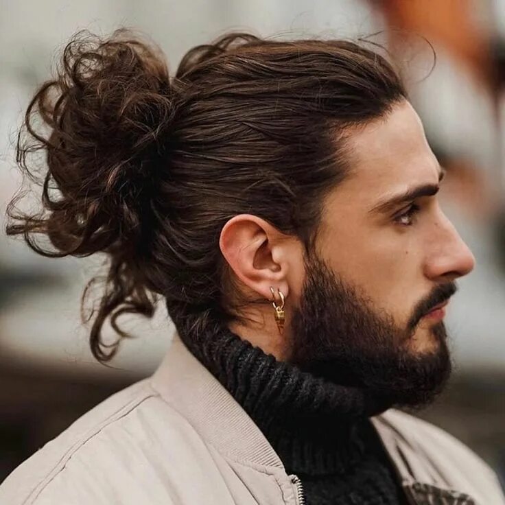 Прически с длинными волосами для мужчин 40 Types of Man Bun Hairstyles Gallery + How To Man bun hairstyles, Long curly h