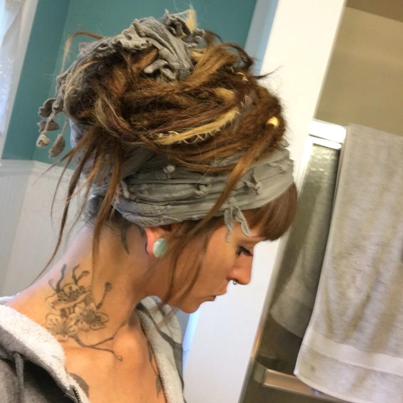 Прически с дредами женские Dreadlock bun with scarf Dreadlock hairstyles, Hippie hair, Scarf hairstyles