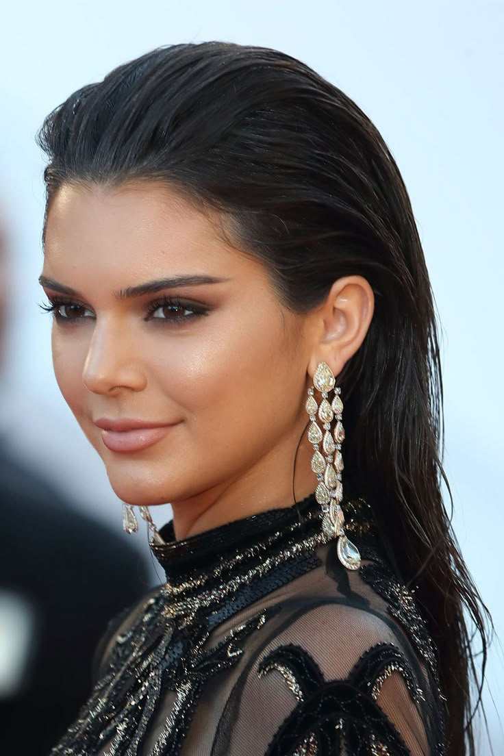 Прически с гелем для волос женские Kendall Jenners Slicked Back Shine Slick hairstyles women, Long hair styles, Sli