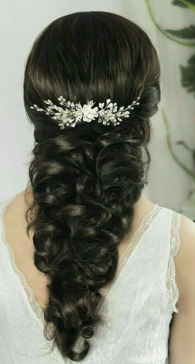 Прически с гребнем на длинные волосы Pin de Dhanashree J en HairStyle Tocados de novia, Peinados con trenzas, Peinado