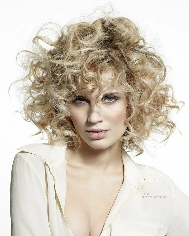 Прически с химией на средние волосы cool haircut Medium hair styles, Medium length curly hair, Short hair cuts for w