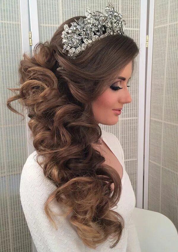 Прически с короной на длинные Pin by Antonio Fernandez on Peinados Quince hairstyles, Hair styles, Wedding hai