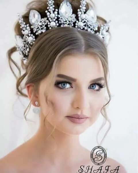 Прически с короной на длинные Pin on boda Wedding crown, Bridal crown, Crown hairstyles