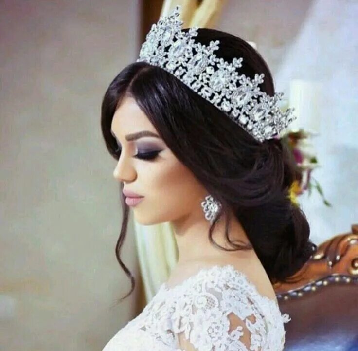 Прически с короной на длинные Pin by De tudo, um pouco!!! on Noivas Wedding hairstyles with crown, Wedding hai