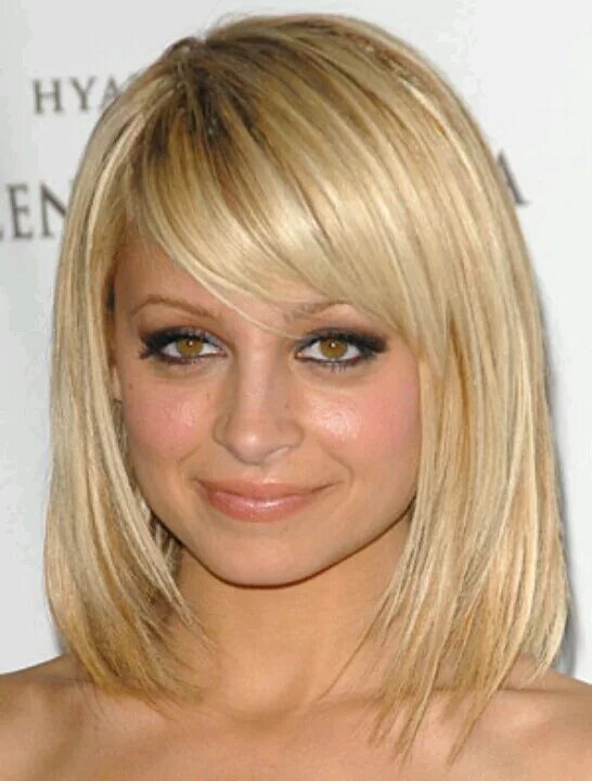 Прически с косой челкой на средние Plus conventionnel Long hair styles, Nicole richie hair, Cool hairstyles