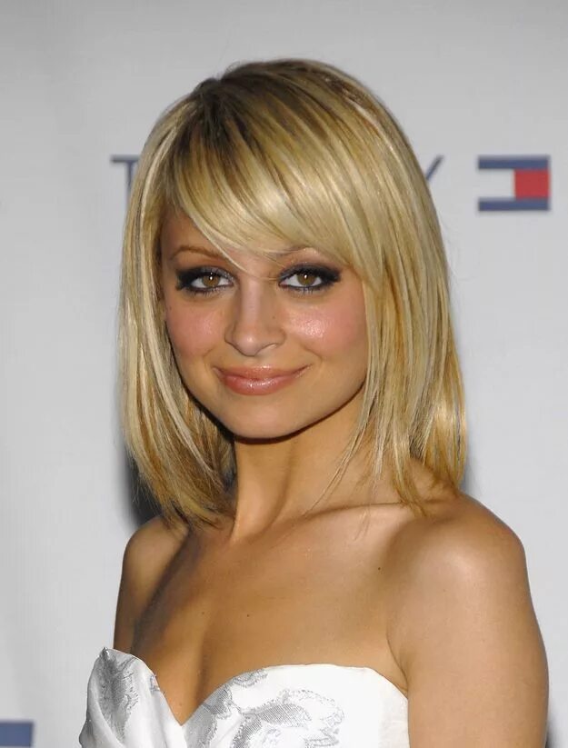 Прически с косой челкой на средние волосы Eventually came her signature blonde bob. Medium hair cuts, Medium length hair s