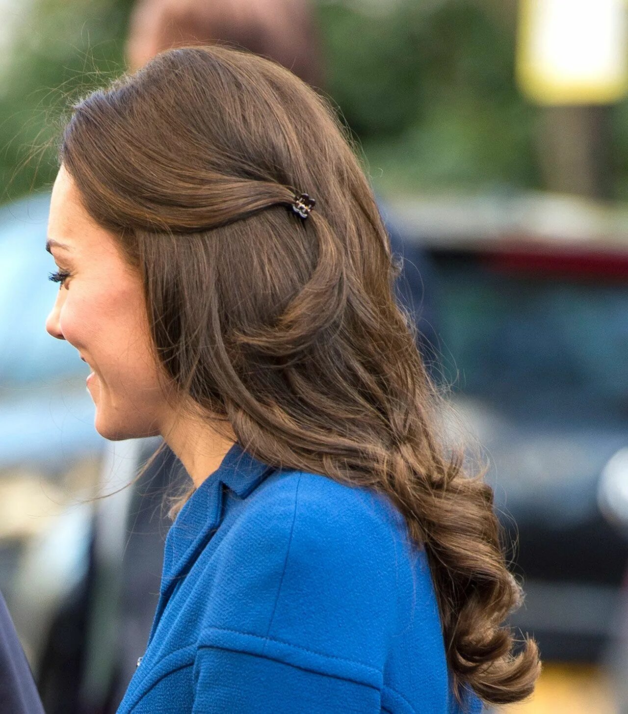 Прически с крабиком на длинные густые волосы Kate Middleton Literally Just Wore Butterfly Clips Kate middleton hair, Royal ha