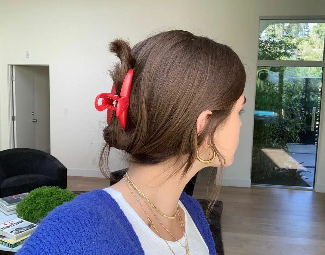 Прически с крабиком на длинные волосы Kaia on Instagram: "multipurpose chip clip" Dyed hair, Long hair styles, Hair st