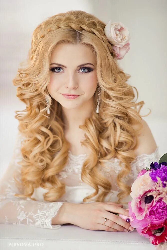 Прически с локонами фото Summer Wedding Hairstyles Ideas For Modern Brides 2023 Guide Wedding guest hairs