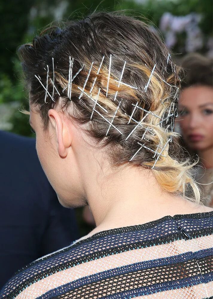 Прически с невидимками на короткие Kristen Stewart’s Bobby Pin Hairstyle Needs to Be Seen From All Angles Kristen s