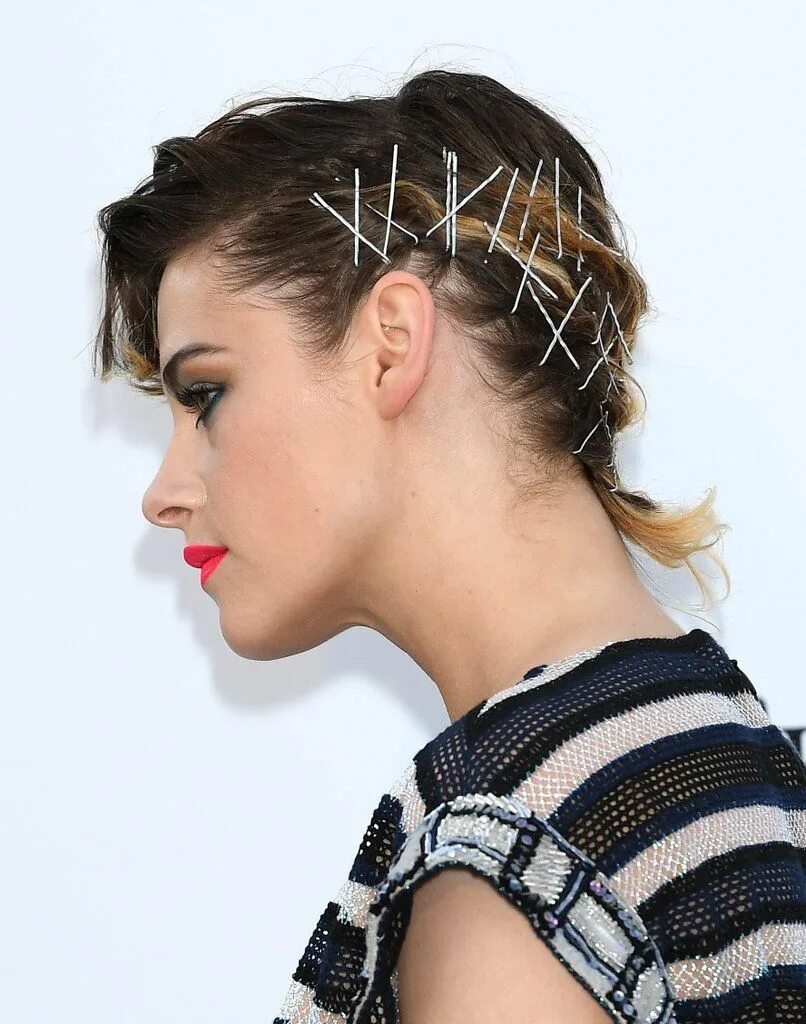 Прически с невидимками на короткие волосы Kristen Stewart's Crazy Bobby Pin Hairstyle Looks Entirely Different From the Ba