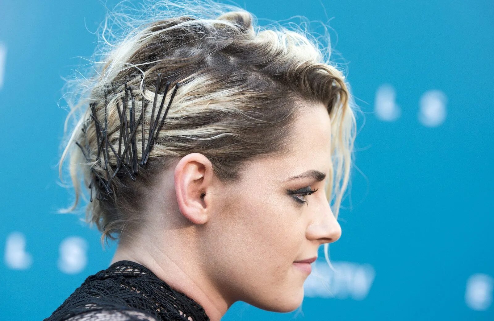 Прически с невидимками на короткие волосы Kristen Stewart Opens Up About Her Girlfriend In Elle UK Coiffure, Cheveux très 