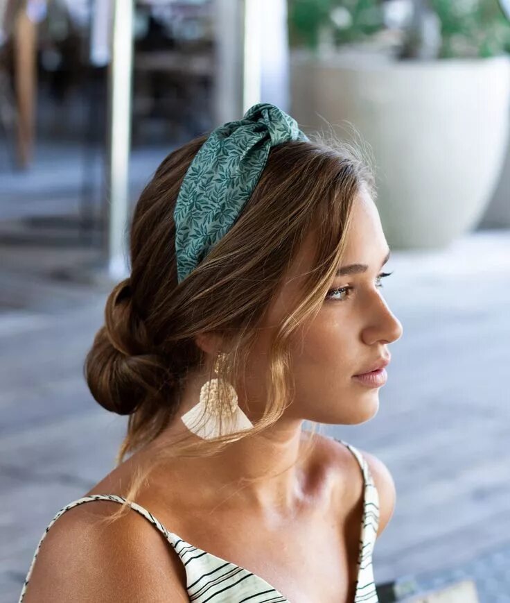 Прически с ободком Green headband for women in 2020 Headband hairstyles, Scarf hairstyles, Hairband