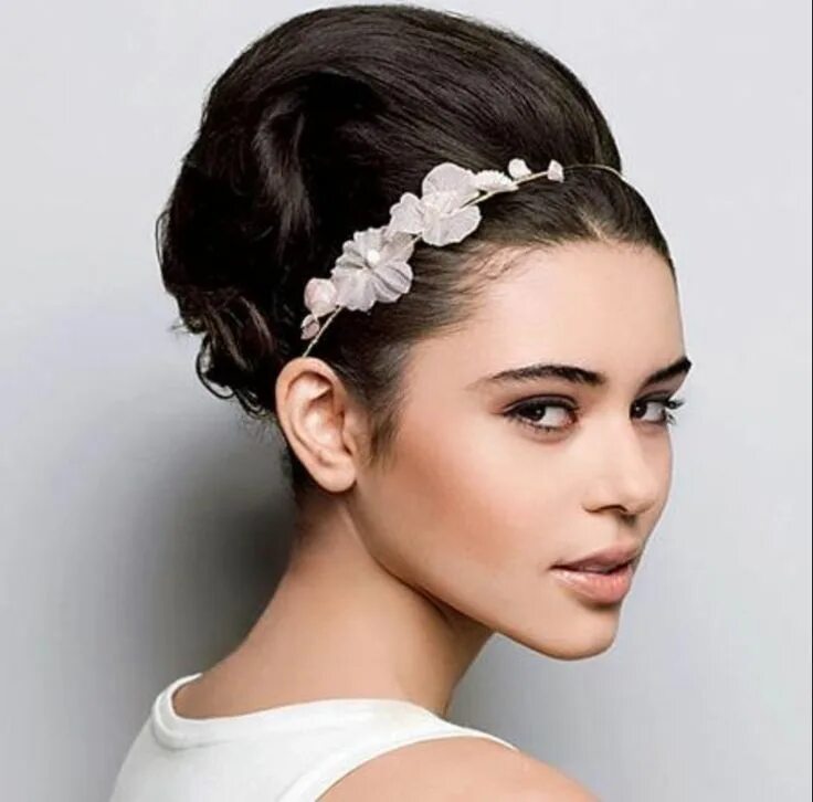 Прически с ободком The new 2014 comeback Bridal hair updo, Retro hairstyles, Trendy wedding hairsty