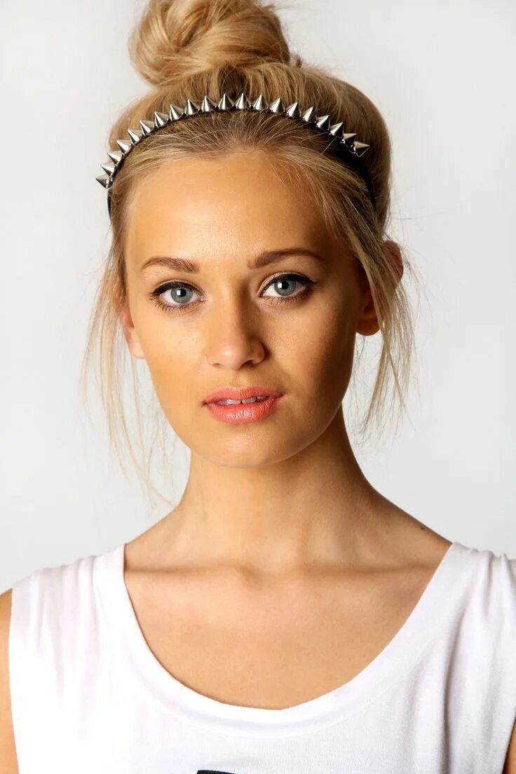 Прически с ободком Bold and Beautiful: 10 statement hair accessories The Upcoming Hairstyles for sc