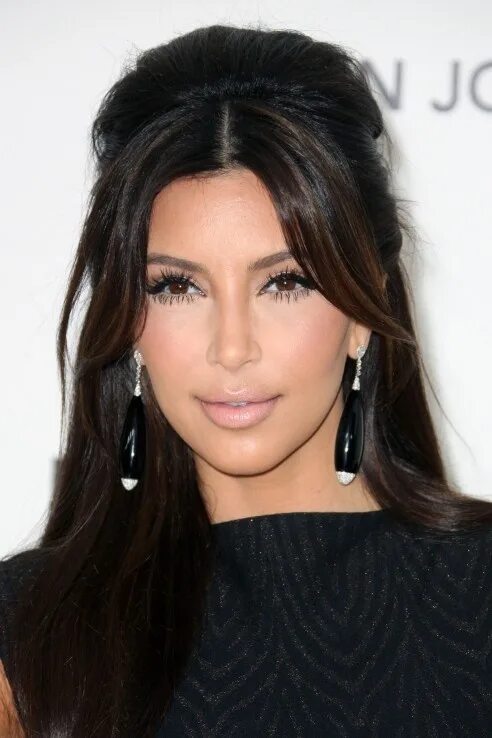 Прически с отросшей челкой на длинные волосы Liso, tupe en coronilla y flequillo partido en dos... Kim kardashian hair, Celeb