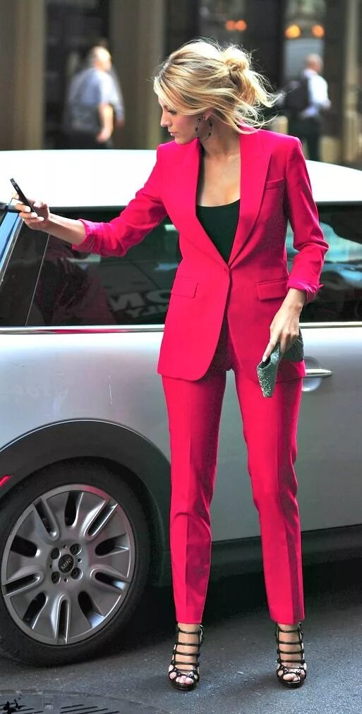 Прически с пиджаком женские Black Lively is gorgeous in this fuschia suit Business outfits, Summer business 