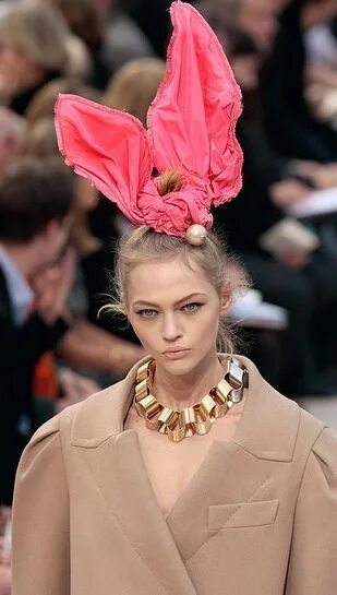 Прически с подиумов 2024 Bunny Ears are loose! Bunny fashion, Cheap louis vuitton handbags, Bunny ear