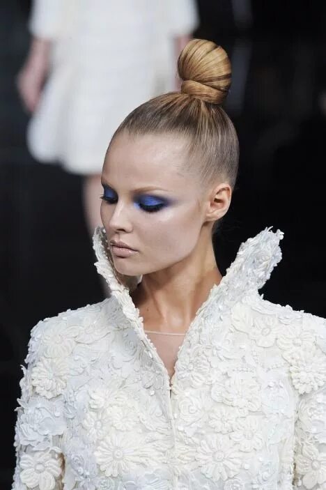 Прически с подиумов 2024 orgasmic-couture Runway hair, Hair styles, Bun hairstyles