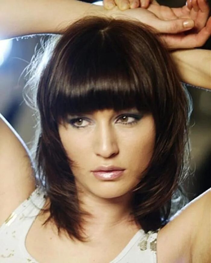 Прически с прямой челкой на средние Medium Length Haircuts with Bangs For Round Faces: Medium Length Hairstyles For 