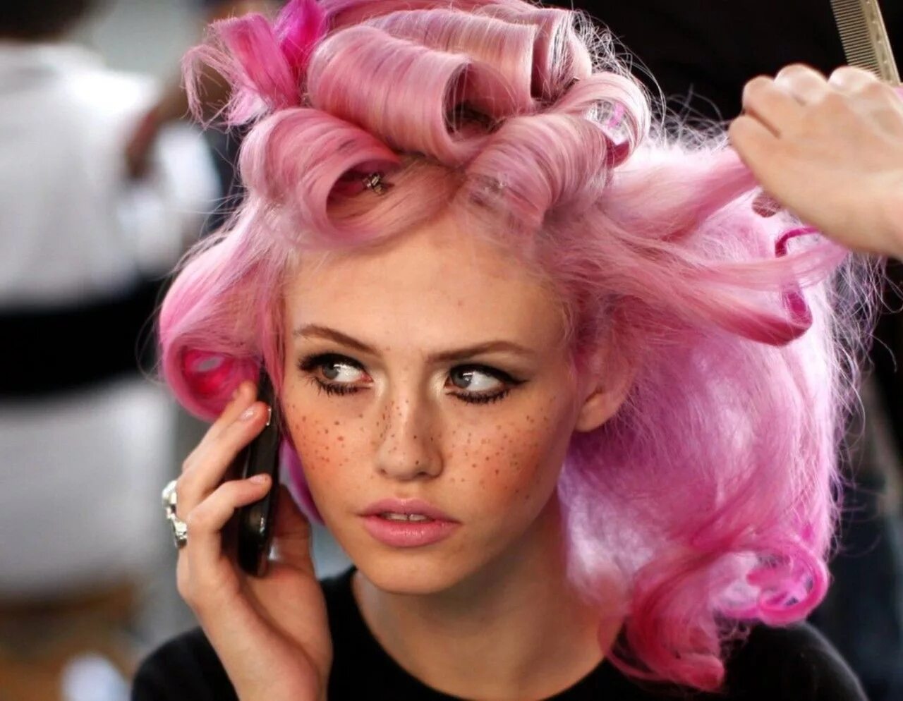 Прически с розовыми волосами Vibrant Pink Hair in Stunning Curlers